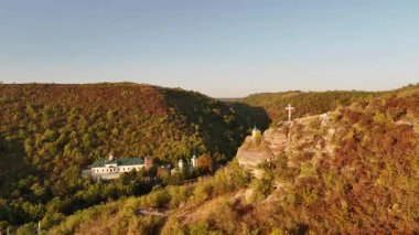 Moldova Cumhuriyeti 'ndeki Sahra Manastırı' nın panoraması insansız hava aracı ile çekildi. Doğu Avrupa 'nın güzel doğası.