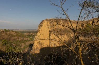Moldova 'nın güneyindeki Valeni köyünde canlı renklerle çekilmiş geleneksel evler, yuvarlanan tepeler ve Doğu Avrupa' nın manzaralı kırsal manzaraları sergilenmektedir..