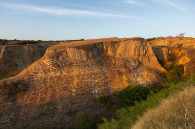 Moldova 'nın güneyindeki Valeni köyünde canlı renklerle çekilmiş geleneksel evler, yuvarlanan tepeler ve Doğu Avrupa' nın manzaralı kırsal manzaraları sergilenmektedir..