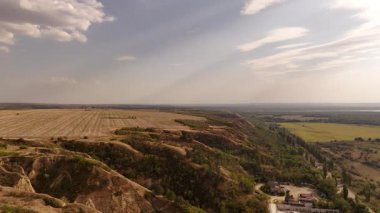 Moldova Cumhuriyeti 'nin güneyinde yeşil alanlar ve kırsal manzaralarla çevrili güzel bir köyün insansız hava aracı görüntüsü.