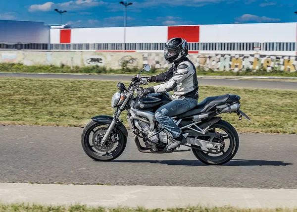 Ulyanovsk, Rússia - 23 de junho de 2018. Um piloto de moto em uma motocicleta em uma pista de esportes. Desfoque de movimento — Fotografia de Stock