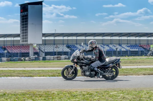 Ulyanovsk, Russia - 23 giugno 2018. Gara di allenamento di motociclisti su una moto su una pista sportiva. Sfocatura movimento — Foto Stock