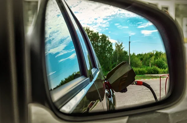 Odbicie w lustrze po stronie samochodu dyszy paliwa do napełniania — Zdjęcie stockowe