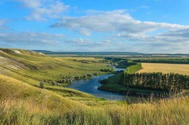 Küçük nehir ve Volga bölgesinin tepeler. Rusya, Shilovka.