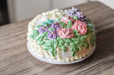 Lezzetli büyük pasta krema gül yakın çekim ile decoreted