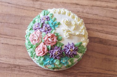 Lezzetli büyük pasta krema gül yakın çekim ile decoreted