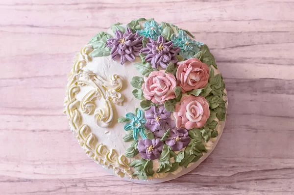 Smakelijke grote cake decoreted met crème rozen close-up — Stockfoto