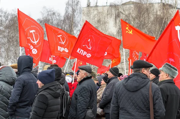 Ciudad de Ulyanovsk, Rusia, 23 de marzo de 2019, Gente con banderas rojas en una manifestación de protesta contra el aumento de la injusticia social, el aumento de los impuestos y las facturas de servicios públicos, organizada por el Partido Comunista de Rusia — Foto de Stock