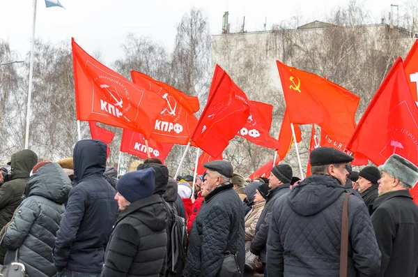 Ciudad de Ulyanovsk, Rusia, 23 de marzo de 2019, Gente con banderas rojas en una manifestación de protesta contra el aumento de la injusticia social, el aumento de los impuestos y las facturas de servicios públicos, organizada por el Partido Comunista de Rusia — Foto de Stock