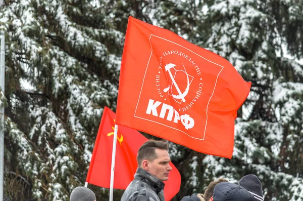 Ciudad de Ulyanovsk, Rusia, 23 de marzo de 2019. La bandera del Partido Comunista de la Federación Rusa en un mitin contra el crecimiento de la injusticia social, los aumentos de impuestos y las facturas de servicios públicos. La inscripción — Foto de Stock