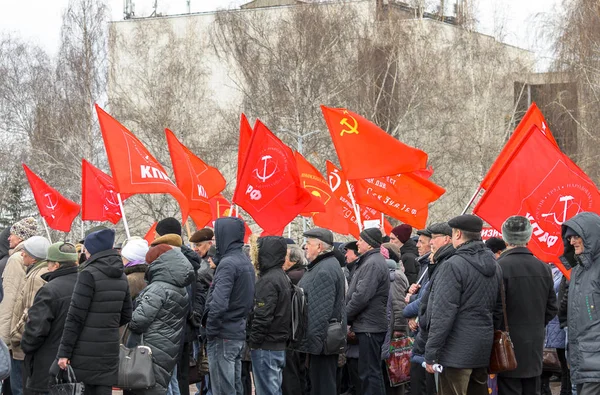 Ciudad de Ulyanovsk, Rusia, marzo 23, 2019, una manifestación de comunistas contra el crecimiento de la injusticia social, el crecimiento de los impuestos y las facturas de servicios públicos — Foto de Stock