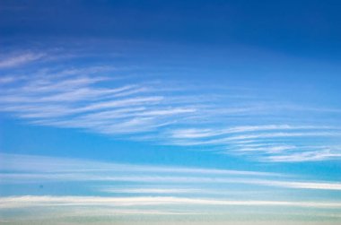 Yüksek cirrus bulutları ile sabah gökyüzü.