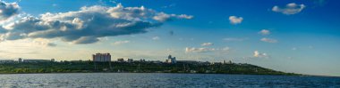 Ulyanovsk, Rusya - 20 Temmuz 2019. Rusya 'nın Volga nehrinden Ulyanovsk şehrinin panoraması