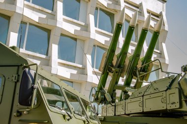 Ulyanovsk, Rusya - 09 Mayıs 2019: Şehrin merkez meydanında askeri teçhizat sergisi. Arkaplan resimleri - teknolojinin yakın plan görüntüleri.