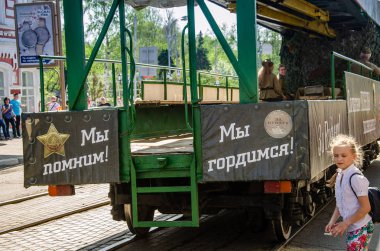 Ulyanovsk, Rusya - 09 Mayıs 2019: Ulyanovsk, Rusya - 09 Mayıs 2019: İkinci Dünya Savaşı 'ndaki zaferin yıldönümü. Müzikal tramvay şehir caddesinde.