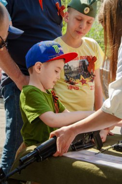 Ulyanovsk, Rusya - 09 Mayıs 2019: Çocuk saldırı tüfeğini söktü.