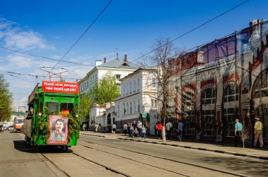 Ulyanovsk, Rusya - 09 Mayıs 2019: 2. Dünya Savaşı 'ndaki zaferin yıldönümü. Müzikal retro tramvay Stalin 'in portresiyle şehrin sokaklarında geziniyor.