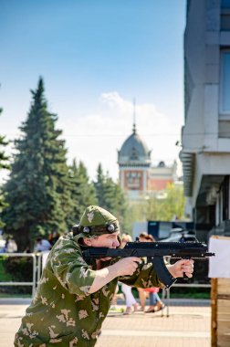 Ulyanovsk, Rusya - 09 Mayıs 2019: 2. Dünya Savaşı 'ndaki zaferin yıldönümü. Şehrin merkez meydanındaki lazer savaşı.