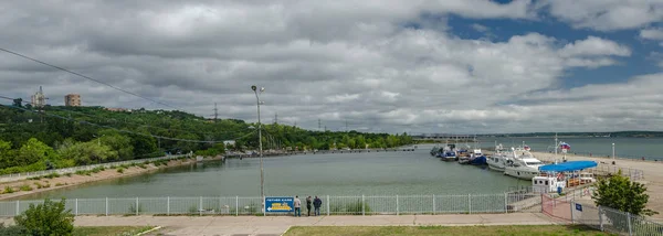 Ulyanovsk, Rusia - 28 de julio de 2019: Zona de aguas del puerto fluvial de Ulyanovsk. Aparcamiento de barcos privados y embarcaciones de recreo —  Fotos de Stock