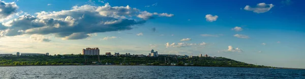 Uljanovsk, Ryssland - 20 juli 2019. Panorama över staden Uljanovsk från floden Volga, Ryssland — Stockfoto