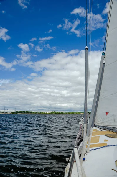 Вид на блакитну морську воду з боку вітрильника з кріпленням і вітрилами — стокове фото