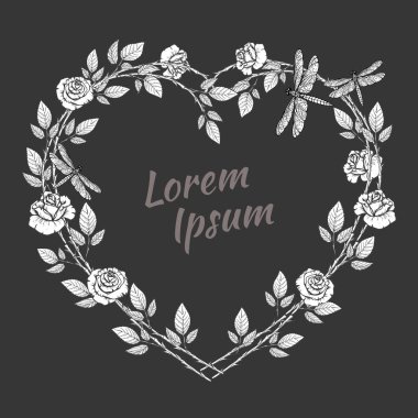 Gül çelengi çiçekler ve kalp şeklinde kelebekler. Siyah arka planda izole edilmiş. Davetiyeler için çiçek çerçevesi tasarımı öğeleri, tebrik kartları. El çizimi vektör çizimi. Özet