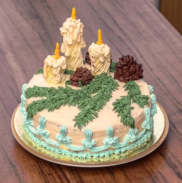 Homemade Christmas-style cake with spruce branch and cream Christmas candles — ストック写真