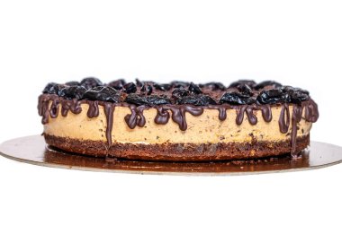 Çikolata kremalı ve kuru erikli ev yapımı kek. Yan görüş. Beyaz arkaplanda izole et.