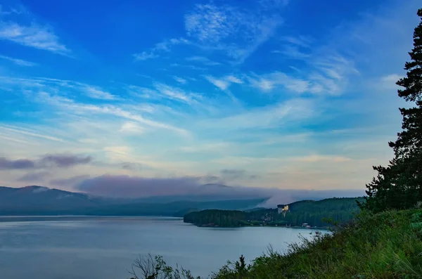 Güney Ural Eski Dağlarındaki Gölün Üzerinde Şafak Söküyor Ormanlık Tepelerin — Stok fotoğraf