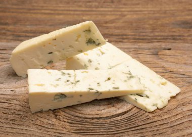  Ahşap tahtada mavi peynir