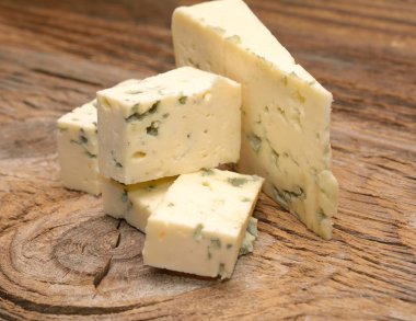  Ahşap tahtada mavi peynir