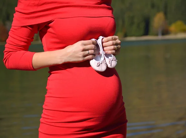 Behagat Gravid Ung Kvinna Höst Scen — Stockfoto