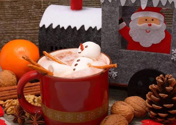 ホット チョコレート クリスマスの装飾の赤カップ — ストック写真