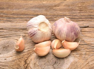 Ahşap arka planda taze sarımsak. Çiğ sebze ile hala hayat 