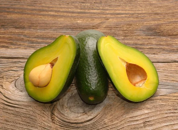 Verse Groene Avocado Houten Tafel — Stockfoto