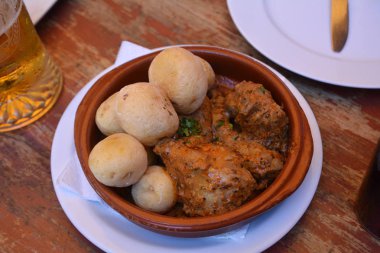 Buruşuk patates papas arrugadas baharatlı mojo sosu ve tavşan, geleneksel yemekler ile Kanarya Adaları, İspanya denilen..