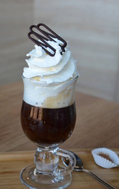 Cam bardak krem şanti ile Viyana kahve.