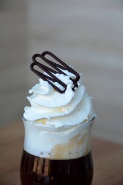 Cam bardak krem şanti ile Viyana kahve.