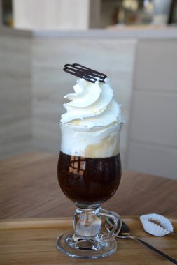 Cam bardak krem şanti ile Viyana kahve.