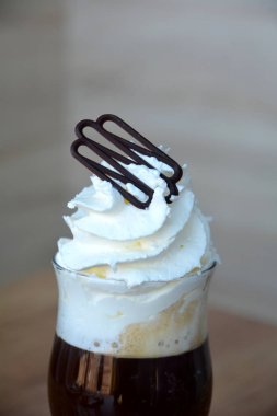 Cam bardak krem şanti ile Viyana kahve.