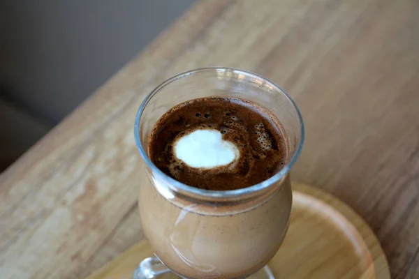 Copa Vidrio Café Negro Con Leche Una Mesa Madera —  Fotos de Stock