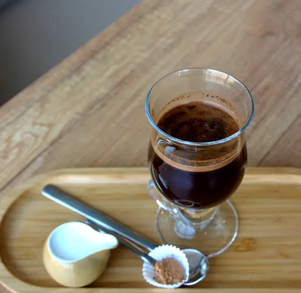 Tazza Vetro Caffè Nero Con Latte Tavolo Legno — Foto Stock