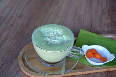 Matcha yeşil çay kahve cam Kupası Ahşap plaka üzerinde.