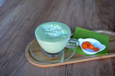 Matcha yeşil çay kahve cam Kupası Ahşap plaka üzerinde.