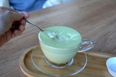 Matcha yeşil çay kahve cam Kupası Ahşap plaka üzerinde.