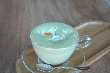 Matcha yeşil çay kahve cam Kupası Ahşap plaka üzerinde.