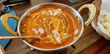 Hint yemekleri köri, baharat sosu ve naan ekmeği de dahil..