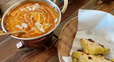 Hint yemekleri köri, baharat sosu ve naan ekmeği de dahil..