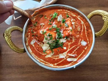 Hint yemekleri köri, baharat sosu ve naan ekmeği de dahil..