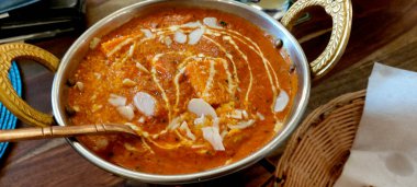 Hint yemekleri köri, baharat sosu ve naan ekmeği de dahil..